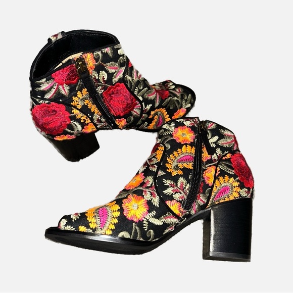 NWOT CROWN VINTAGE Floral Embroidered Ankle Boots - Picture 1 of 10